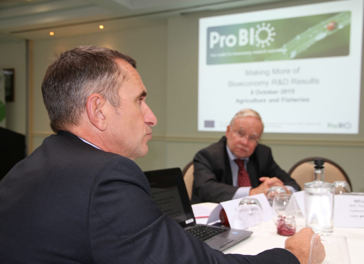 François Laurens, from INRA, receives coaching from ProBIO expert Serge Galant 